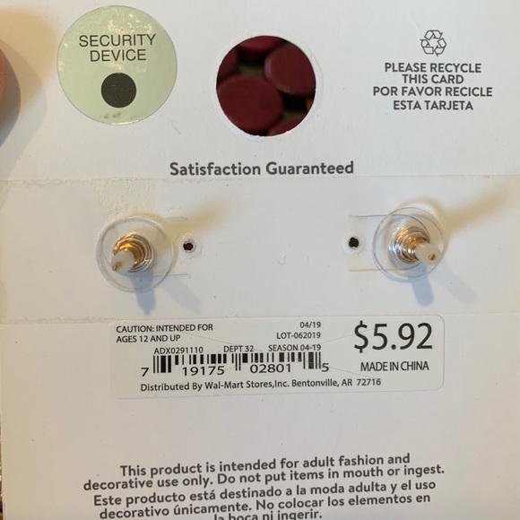 Time and Tru black n white resin earrings. New - Picture 3 of 3